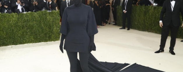 Kim Kardashian la Met Gala. Și-a luat Oltcit și nu a știut ce să facă cu husa