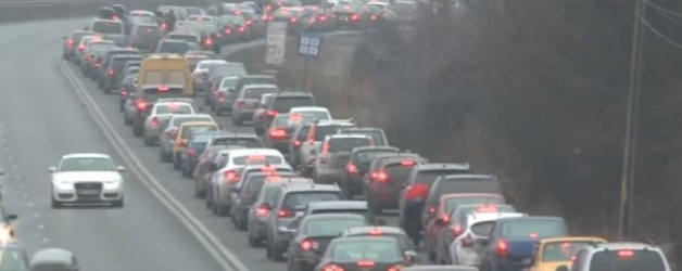 Să insiști an de an să îți strici sărbătorile în traficul de pe Valea Prahovei, când poți rămâne în București să te bucuri de petarde…